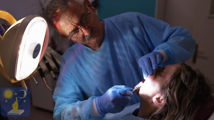 Др Генчев слага базални зъбни импланти на пациент с  диабет