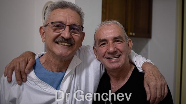 Д-р Генчев с пациент за пълно възстановяване с базални импланти за беззъбост и костна атрофия