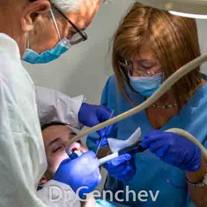 Д-р Генчев постовя базални зъбни импланти с жена му 