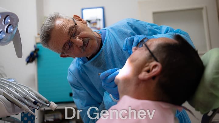 Др Генчев слага базални зъбни импланти за липсващи зъби 